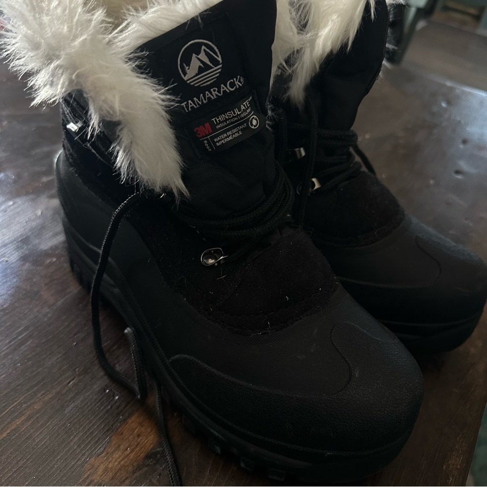 Women’s snow boots size 9